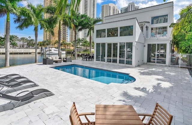 4 BR Modern Villa on the water!