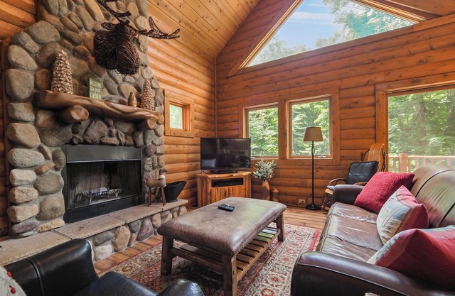 4 BR Mountain Cabin | Private Hot Tub | Ski-in/Ski-out | Sleeps 13 Guests!
