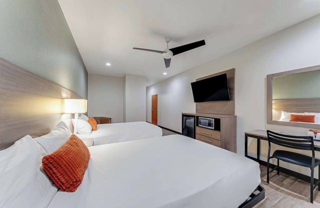 4 Convenient Rooms w/Free Breakfast - Ideal for All Events & Major Attractions