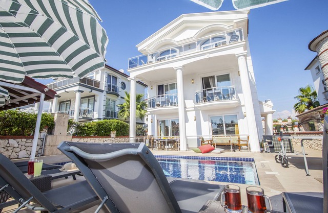 4 Ensuite Bedrooms Private Heated Outdoor Pool