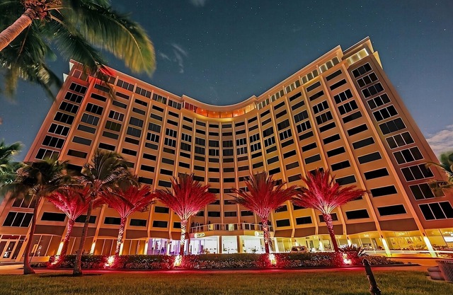 4 Family-friendly Rooms offering Panoramic Ocean Views! Steps to the Beach!