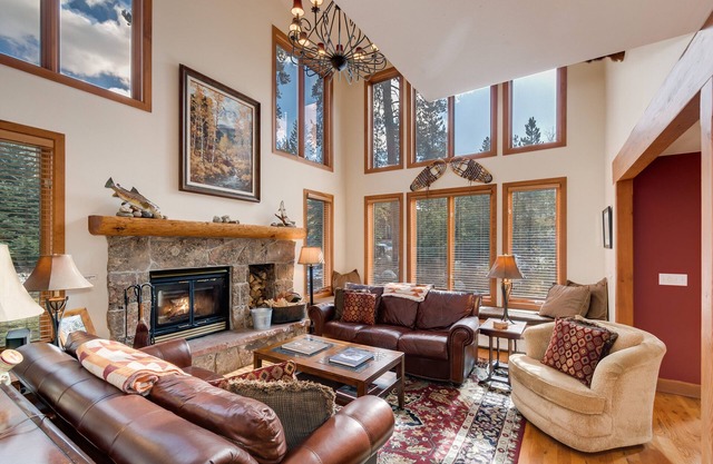 4 Masters/Walk to Town/Hot Tub/Great for Multi-Families/Read the Reviews!