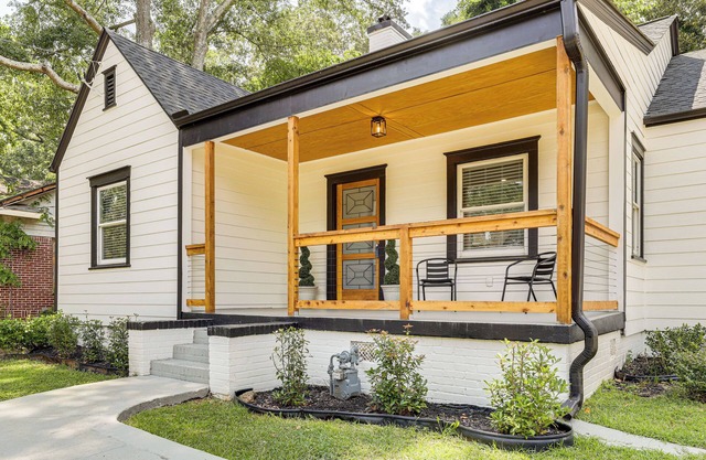 4 Mi to Aquarium & Arenas: Modern Atlanta Home