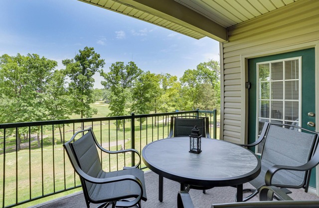 4 Mi to Branson Landing: Resort Condo w/Balcony