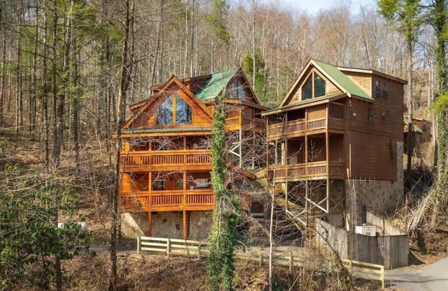 .4 Miles to Downtown Gatlinburg/Hot Tub/Log Cabin