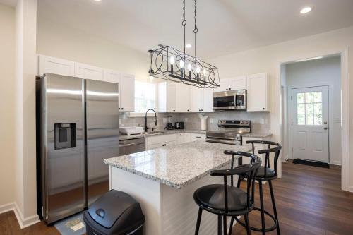 4 Min to Downtown - En-Suite Bath - Washer and Dryer