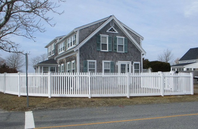 4 minute walk to beach, 4 bedroom, 2 bath, fenced in yard, pet friendly