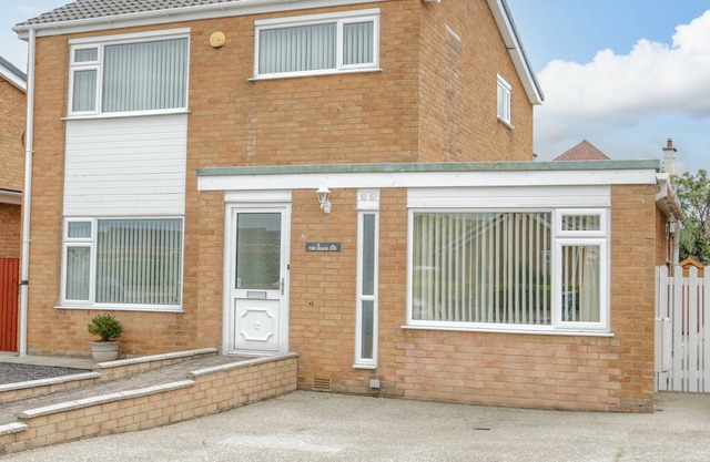 4 PENRHYN BEACH EAST, pet friendly, with a garden in Penrhyn Bay