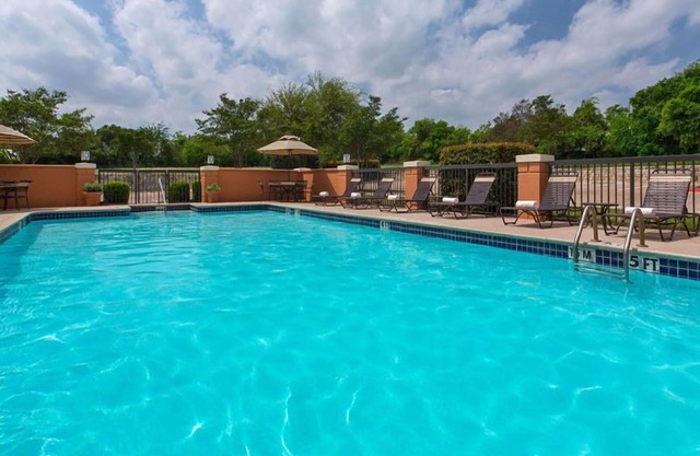 4 Pet-Friendly Units Close to LBJ Museum, Outdoor Pool, FREE Parking!