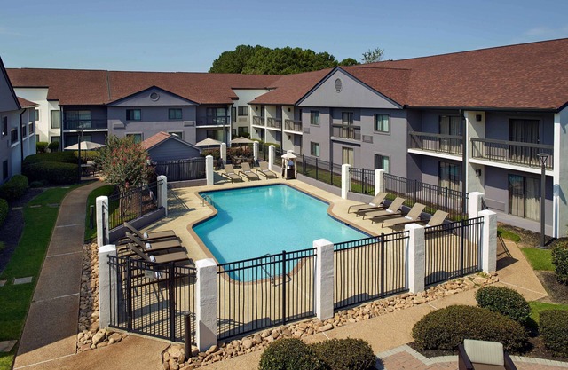 4 Relaxing Queen Units w/Pool, Free Parking, Pets Allowed!