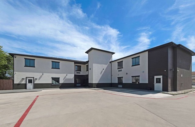 4 Rooms w/Free Breakfast Ideal for Travelers on I-10 & 1-35 - Easy Access
