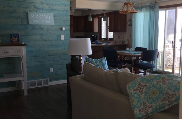 4 Season-3bed-2bath on Round Lake, close to Birkie and right on snowmobile trail
