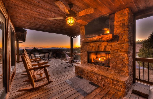 40% Off 10 min>Blue Ridge Mountain Views Hot Tub Firepit Game Room Fishing Pond