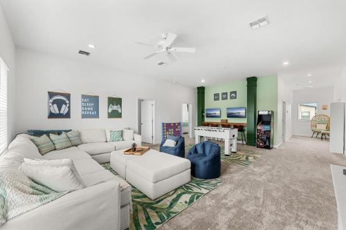 435 Strand Dr