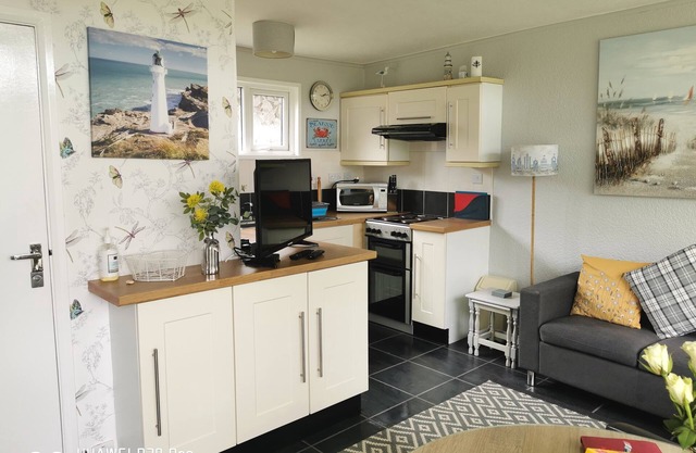48 Kings Chalet Park - a holiday chalet that sleeps 4 guests in 2 bedrooms
