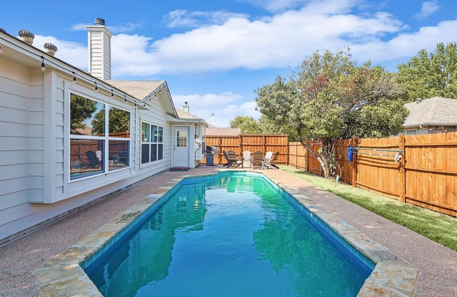 4BD,2BA Saginaw Sanctuary - Pool, Firepit, Laundry