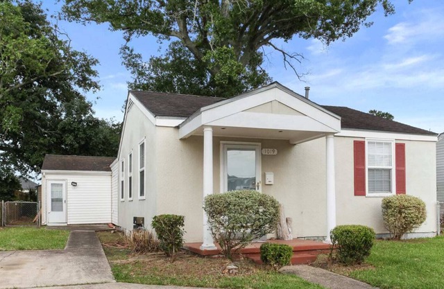 4BD Metairie retreat with driveway and yard!