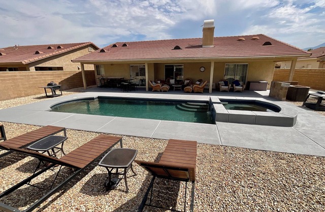 4BED/2BA PRIVATE SALTWATER POOL & SPA, LARGE UPGRADED FAMILY HOME, EASY CHECK-IN