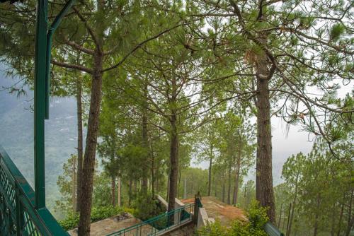 4bhk serviced villa for family events ! BBQ & bonfire facility available ! Kasauli By ExoticStays