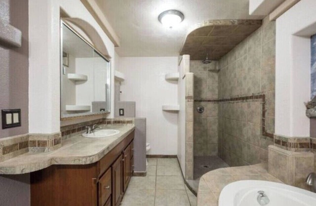 4BR/2.5BA w/Fully operational Hot tub - Near NMSU