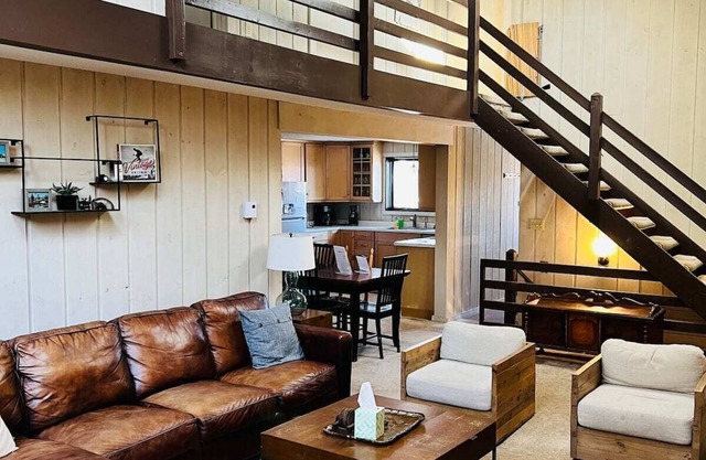 4BR 2BA - MT SNOW, SKIBACK TRAIL, FREE SHUTTLE, POOL, BBQ - Green Mountain House