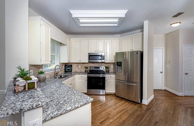 4BR/2BA On The Green w/ Deck & Parking