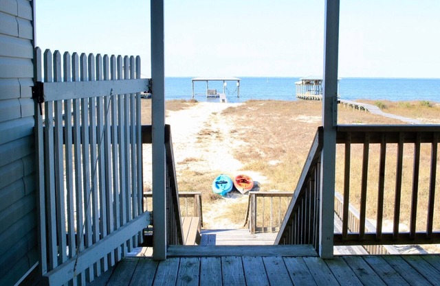 4BR/3BA with Private Beach, Pier/Boat Lift, Dog Friendly, Free Kayaks, Best WiFi