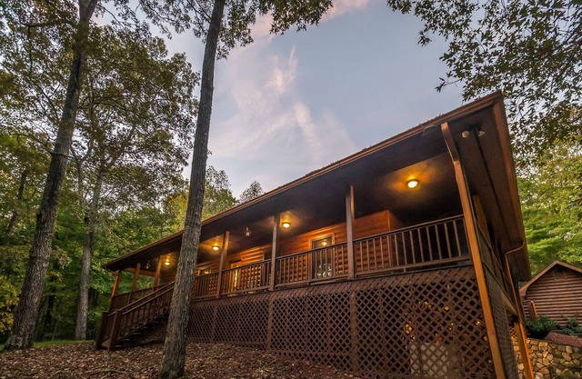 4BR Cabin 10 MINS FRom BLUE RIDGE! PRIVATE POOL, 12 PERSON PARTYSPA & POOL TABLE