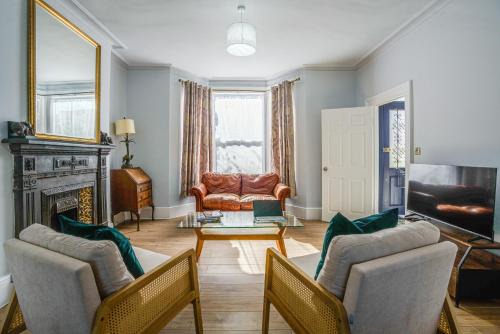 4BR Family Home, Garden, WiFi, 5mins to Elisabeth Line & 10min to Stratford