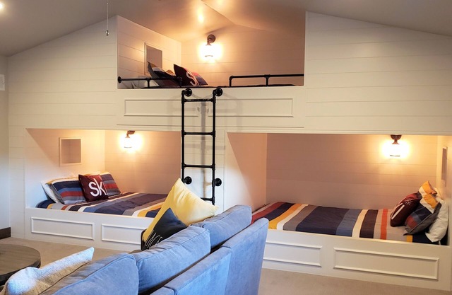 4BR Modern TH w/AWESOME bunk room.Ask about summer MONTHLY rates