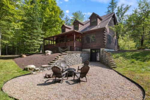 4BR Mountain retreat with Ski Base Bikes & Yard