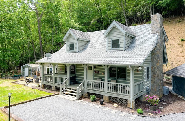 4BR Smoky Mtn Cabin w/Hot Tub & View | Private - Cherokee & Bryson City