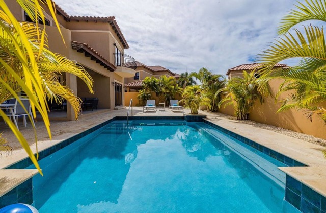 4BR Villa @ Gold Coast w/Pool + Gym & TennisCourt