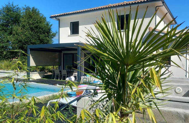 4CH villa with pergola, swimming pool located 4km from Lac CARCANS and 9km from the Ocean