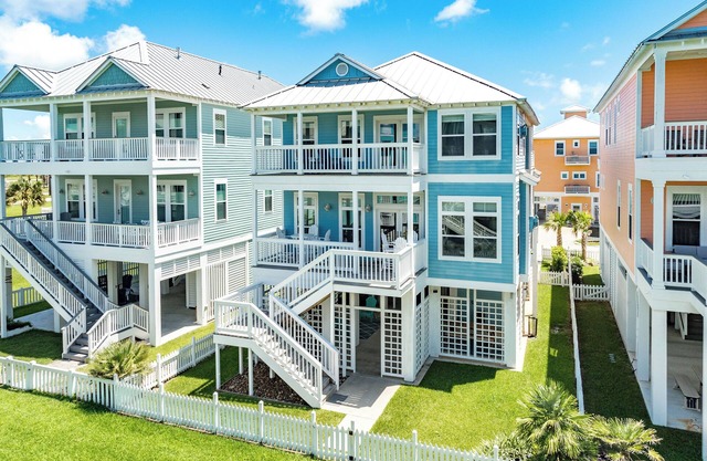 4th Row Beachside Home w/4 Decks, Gulf Views, Chef's Kitchen - 9 mi to Downtown