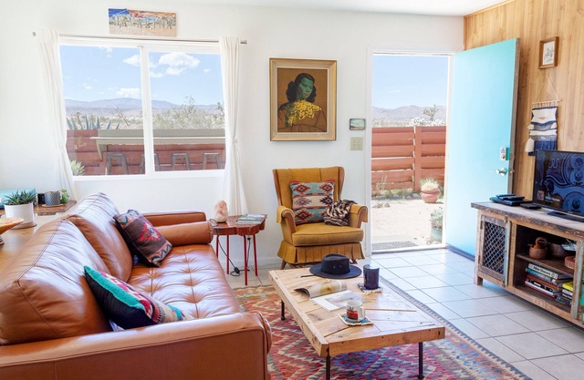 5-acre homestead w/panoramic views, amazing sunsets, comfy beds. Pet-friendly!