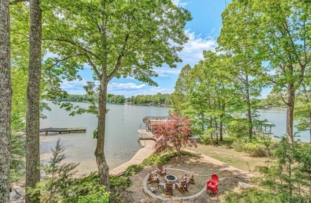 5 Bathrooms, 2 Flex Rooms, 3 Bathrooms! Sandy Beach, Pet Friendly, Hot Tub, Fire Pit & Wifi! Come V