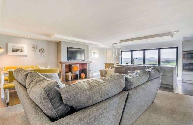 5 Bed House -Sleeps 10- Hot Tub - Garden - Parking