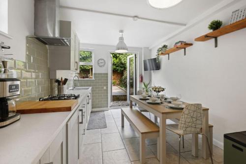 5 bed house with garden, up to 9 guests, close to o2 and Greenwich market