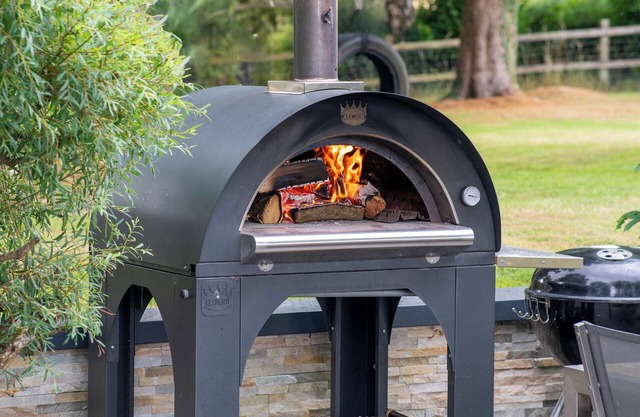 5-Bed Luxury Home with Private Pool, Hot Tub, Pizza-Oven & Gym — Sleeps 13