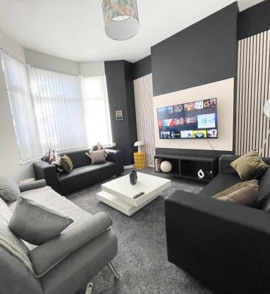 5 Bed Urban Escape - Spacious - 3 Floors - Parking