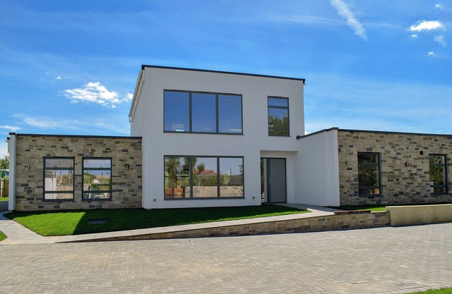 5 bedroom accommodation in Colwell Bay, near Yarmouth