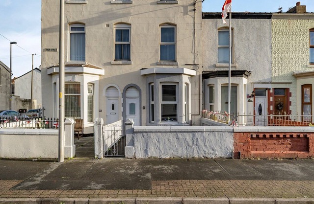 5 bedroom accommodation in Blackpool