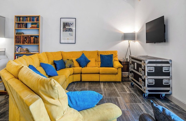 5 bedroom accommodation in Huntley