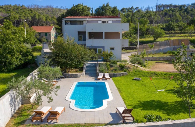 5 bedroom accommodation in Tugare