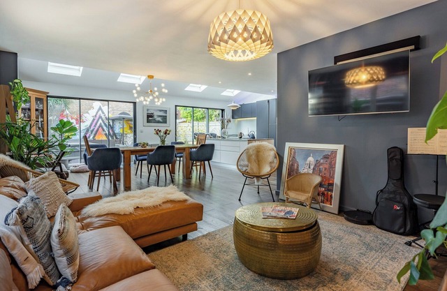 5 bedroom accommodation in Hove