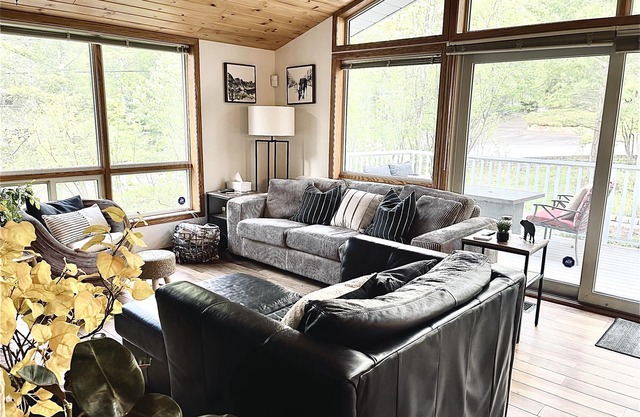 5 bedroom Oasis in the heart of Fairmont Hot Springs