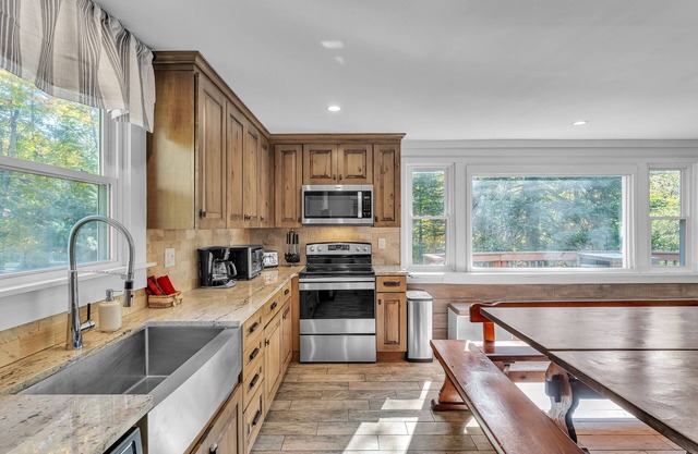 5-bedroom chalet walking distance to bars and restaurants - on the access road