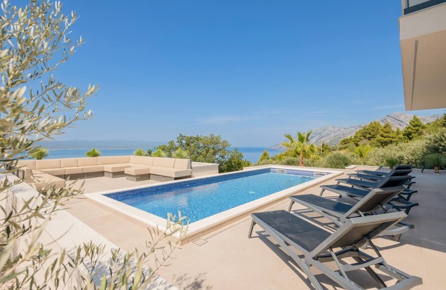 5 bedroom cozy home in Brela