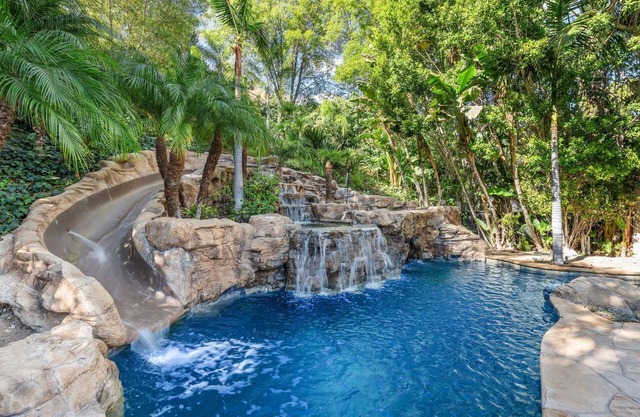 5-bedroom house in delightful Los Angeles with Resort style backyard